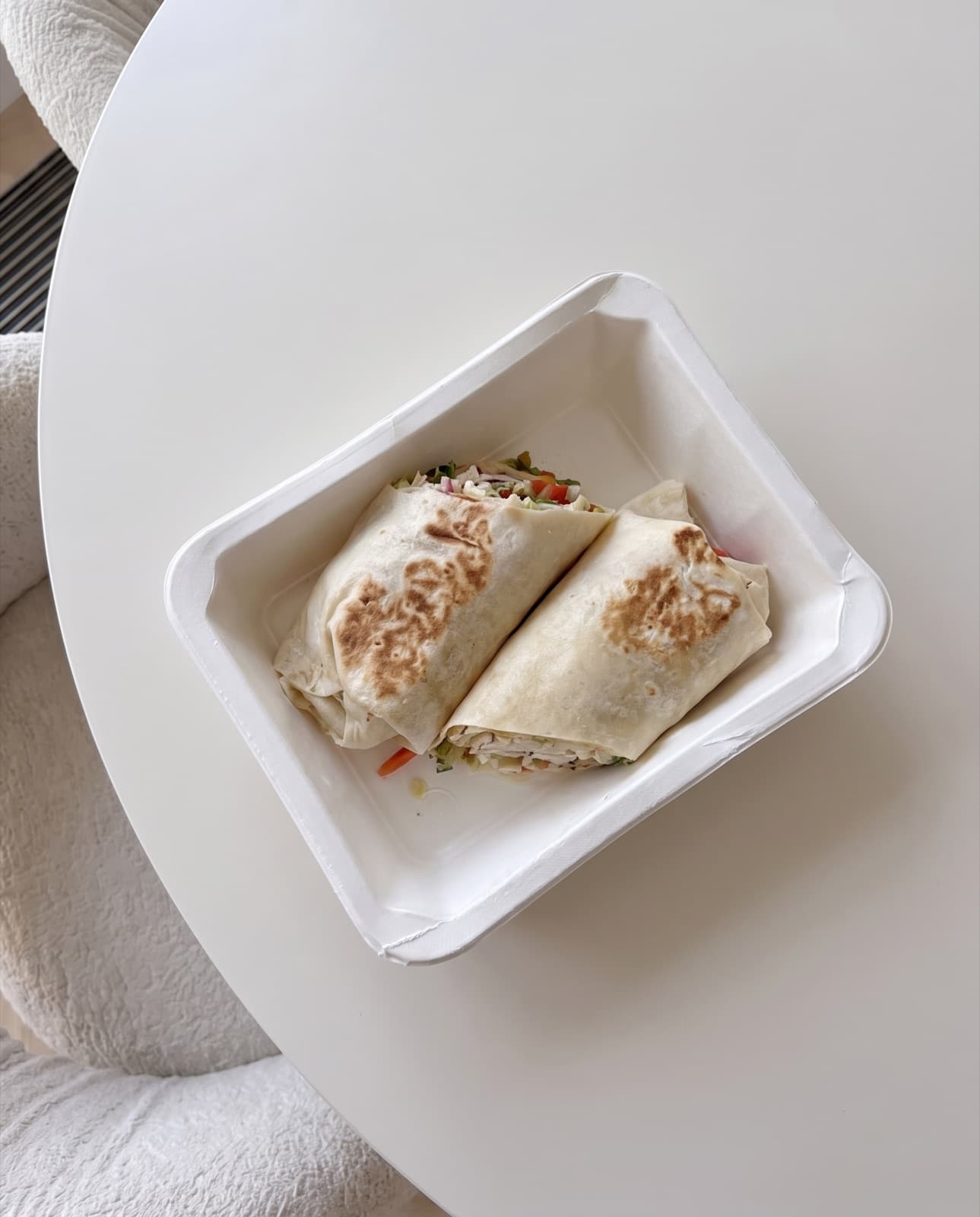 Wrap z kurczakiem, serem i warzywami